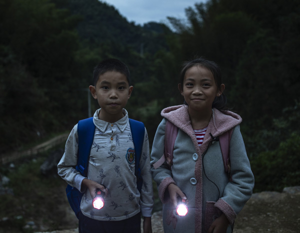 艰辛上学路:一条渴望被照亮的梦想之路