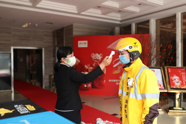 一天测温59次|“城市骑手”疫情下的日常奔波