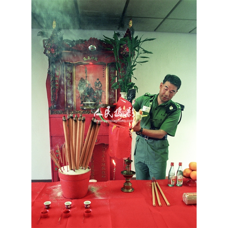香港警察一直保持着拜关公的中国传统文化. (注:此作品是用彩色胶片现