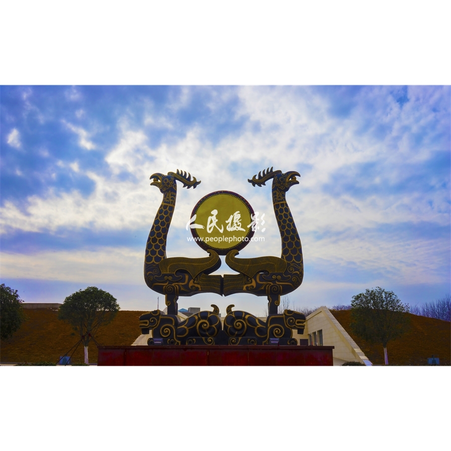 1/ 1 虎座凤架鼓是信阳楚墓城阳城出土文物,这也我国楚墓六座中最完整