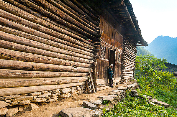 大巴山的垛木房696969(重庆)李祥林69摄都市叠影696969